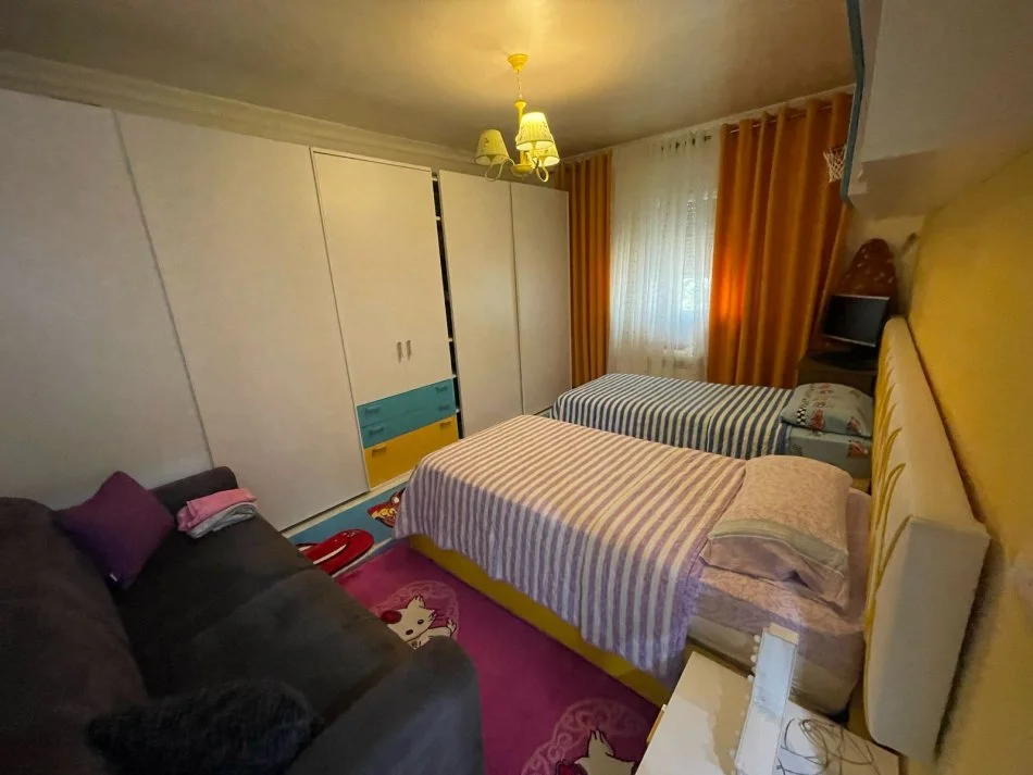 Tirane, jepet me qera apartament 2+1 Kati 3, 95 m² 550 € (Tek Pedriatia.)