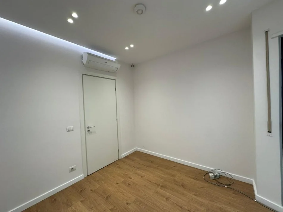 Tirane, jepet me qera ambjent biznesi Kati 4, 140 m² (Bulevardi Zogu i Pare)