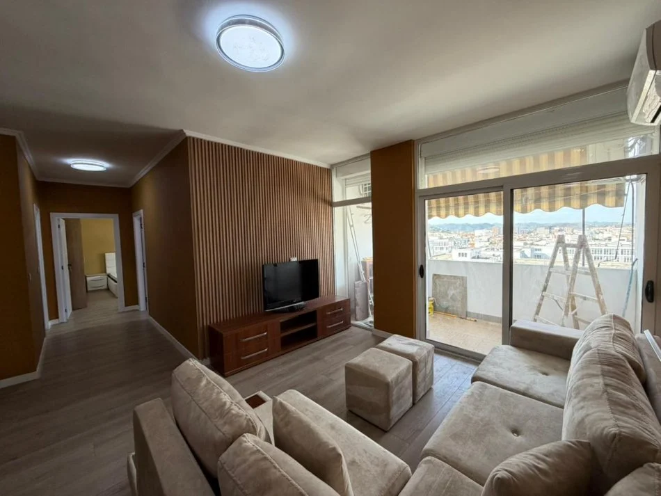 Tirane, jepet me qera apartament 2+1 Kati 11, 100 m² 700 € (Lulishtja tek Komuna e Parisit.)