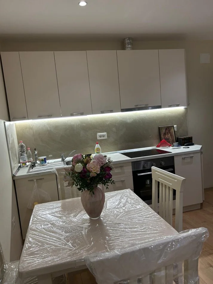 Tirane, jepet me qera apartament 2+1 Kati 4, 80 m² 550 € (tek Bulevardi Bajram Curri.)