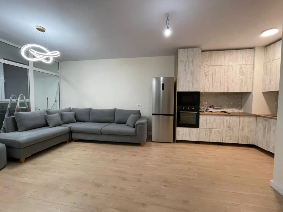 Tirane, jepet me qera apartament 2+1 Kati 8, 100 m² 800 € (Prane Lulishtes tek Komuna e Parisit.)