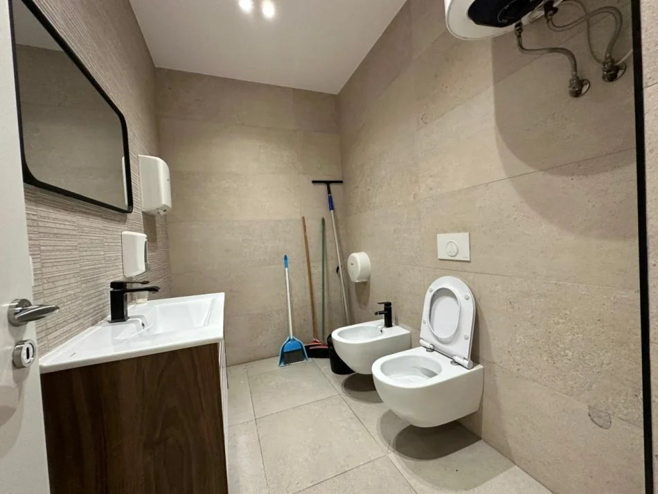 Tirane, jepet me qera ambjent biznesi Kati 4, 140 m² (Bulevardi Zogu i Pare)