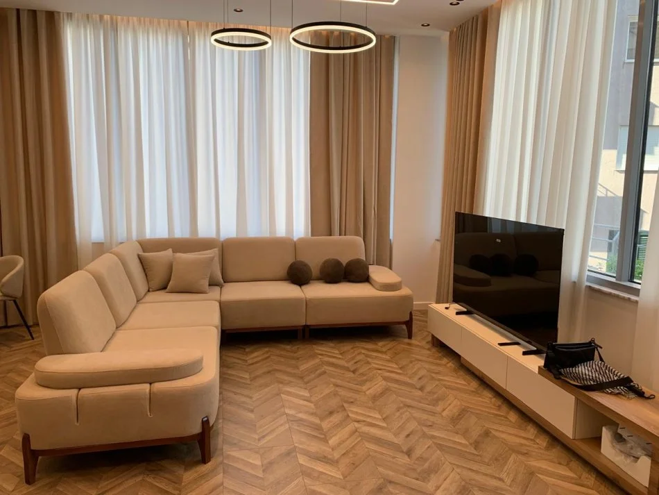 Tirane, jepet me qera apartament 1+1 Kati 1, 70 m² 800 € (Kodra e Diellit.)