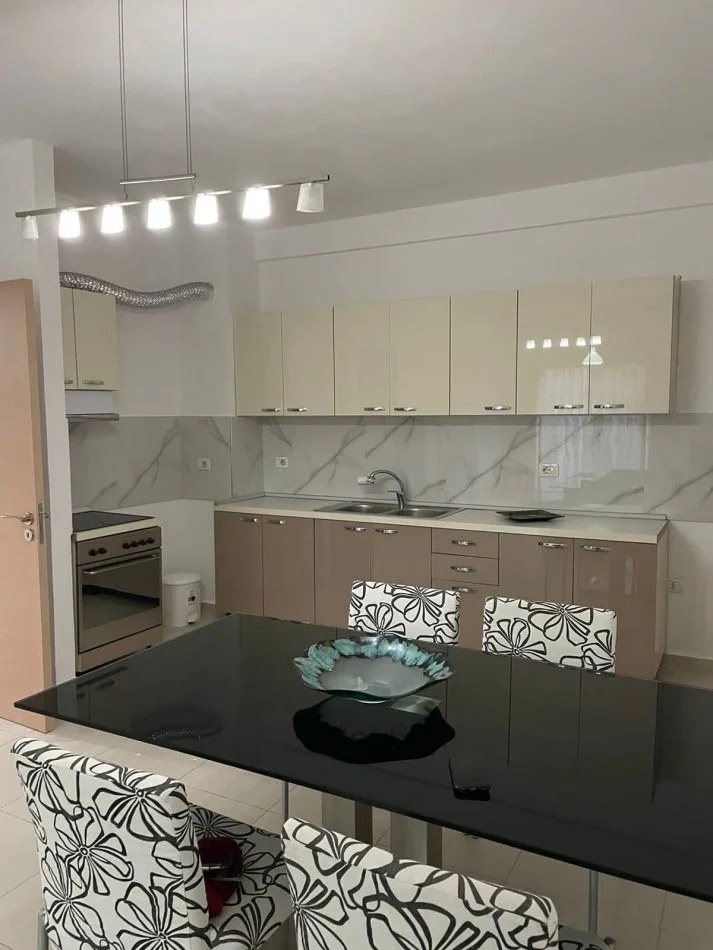 Tirane, jepet me qera apartament 3+1 Kati 6, 110 m² 600 € (Yzberisht)