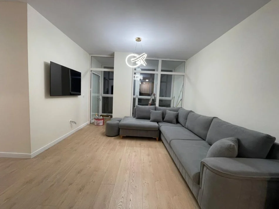 Tirane, jepet me qera apartament 2+1 Kati 8, 100 m² 800 € (Prane Lulishtes tek Komuna e Parisit.)