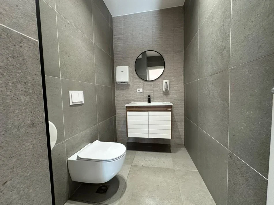 Tirane, jepet me qera ambjent biznesi Kati 4, 140 m² (Bulevardi Zogu i Pare)