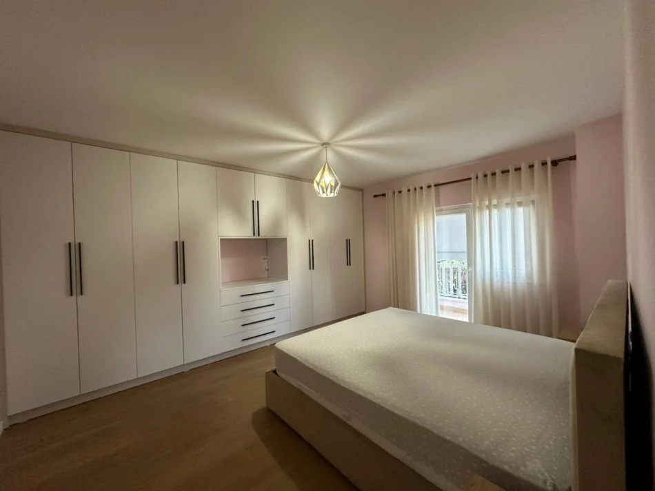 Tirane, jepet me qera apartament 1+1 Kati 1, 75 m² 800 € (Kika 1 tek Komuna e Parisit.)