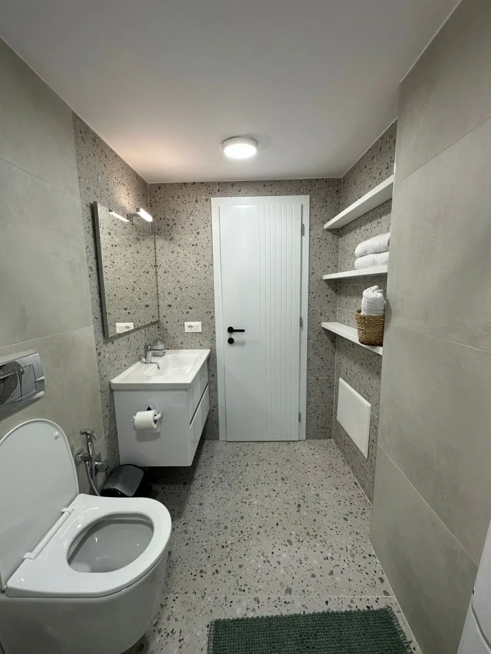 Tirane, jepet me qera apartament 1+1 Kati 3, 50 m² 500 € (Prane Harry Fultz.)