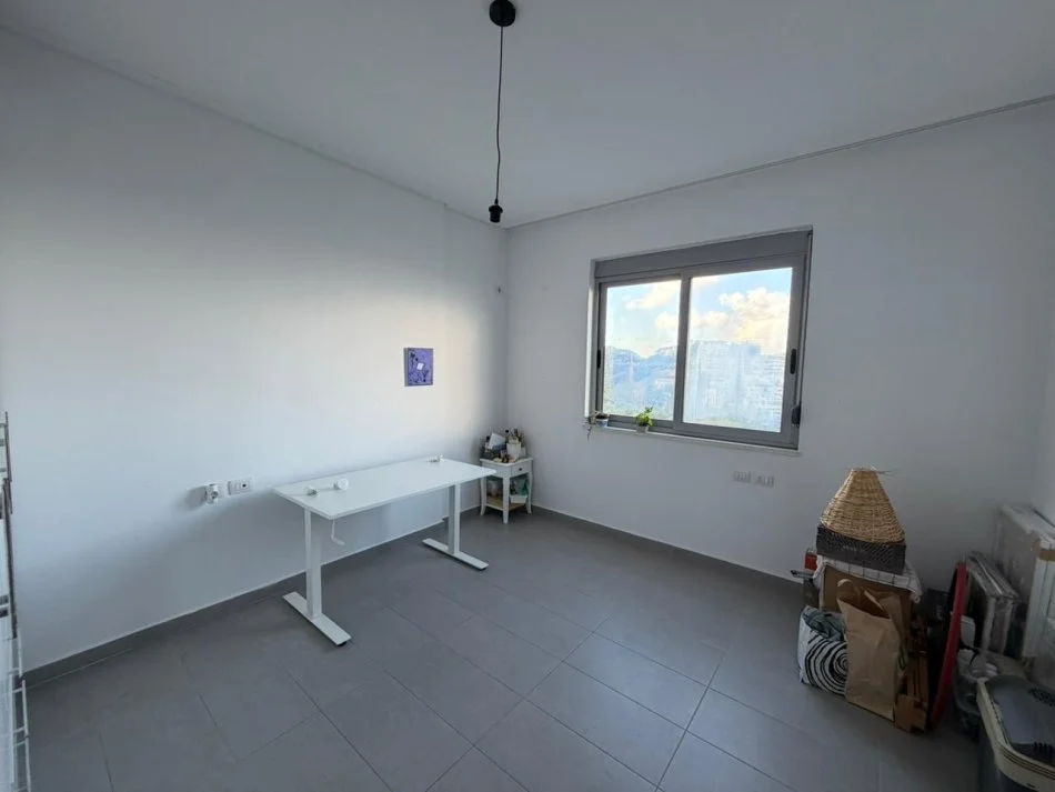 Tirane, jepet me qera apartament 2+1 Kati 3, 100 m² 600 € (Rruga Peti tek Liqeni i Thate.)