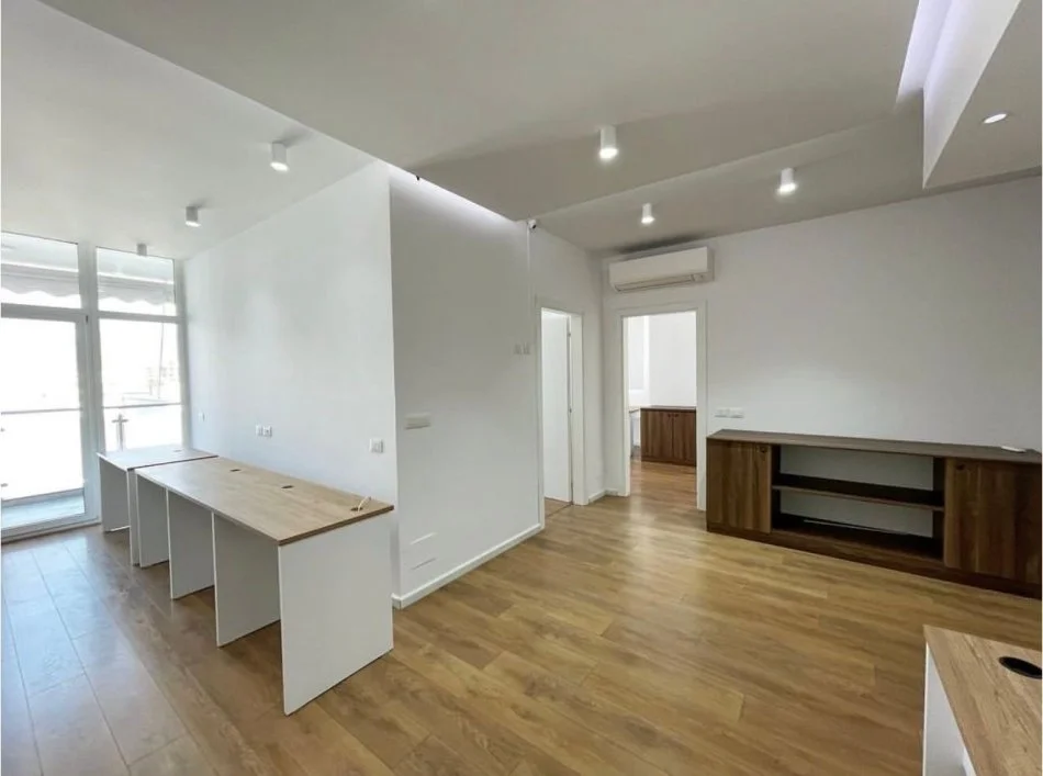 Tirane, jepet me qera apartament 2+1 Kati 8, 110 m² 800 € (Kika 2 tek Komuna e Parisit.)