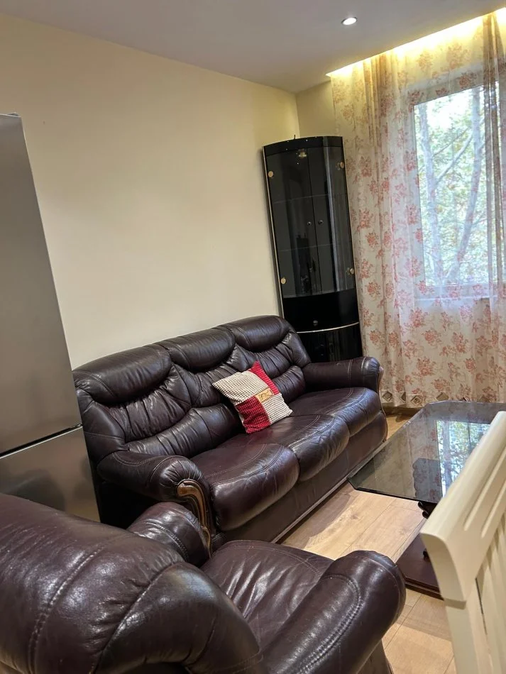 Tirane, jepet me qera apartament 2+1 Kati 4, 80 m² 550 € (tek Bulevardi Bajram Curri.)
