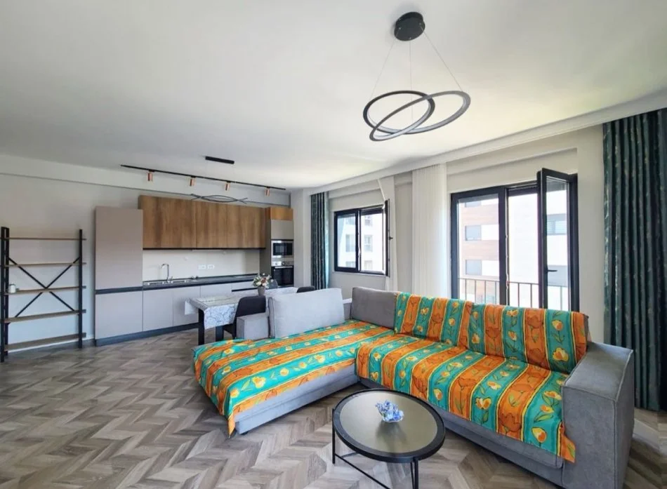 Tirane, jepet me qera apartament 3+1 Kati 2, 136 m² 1.000 € (Shkolla e Kuqe.)