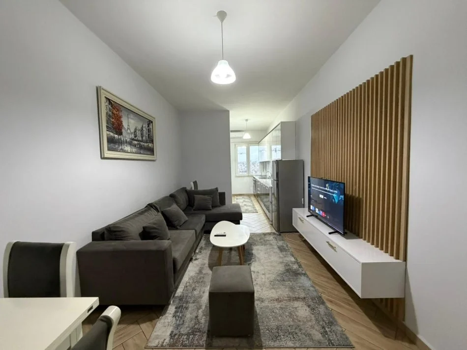 Tirane, jepet me qera apartament 1+1 Kati 2, 65 m² 500 € (Shkolla e Bashkuar.)