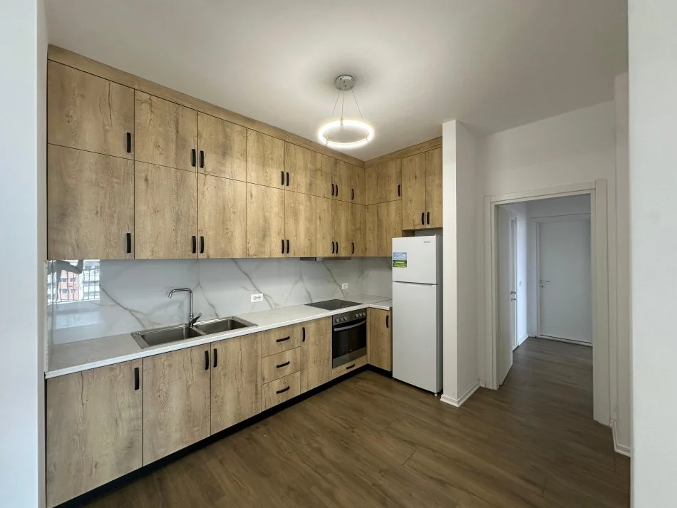 Tirane, shitet 2+1+Ballkon , 