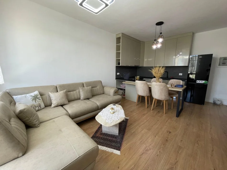 Tirane, jepet me qera 1+1 Kati 3, 60 m² 