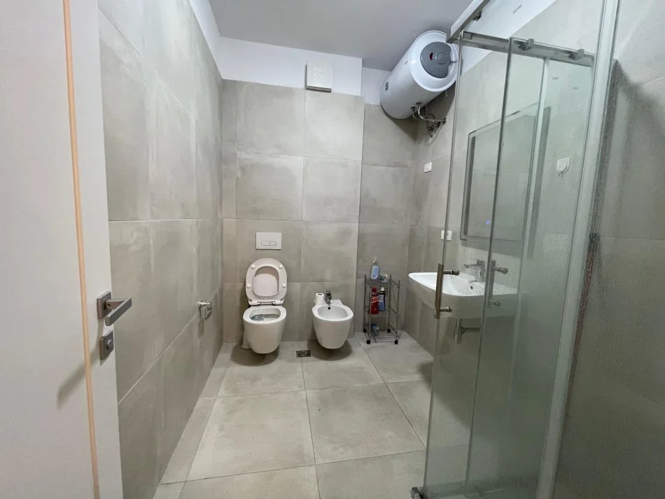Tirane, jepet me qera apartament 3+1 , 120 m² 1.200 € 