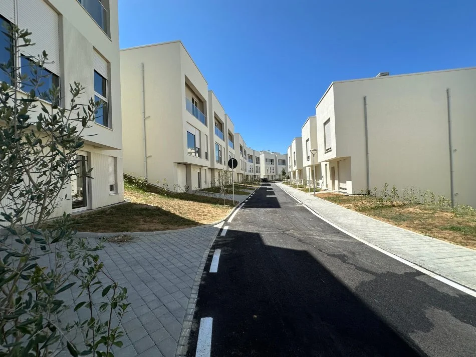 Tirane, jepet me qera Vile Kati 0, 252 m² 1.200 € (Residenca Aba prane Liqenit te Farkes.)