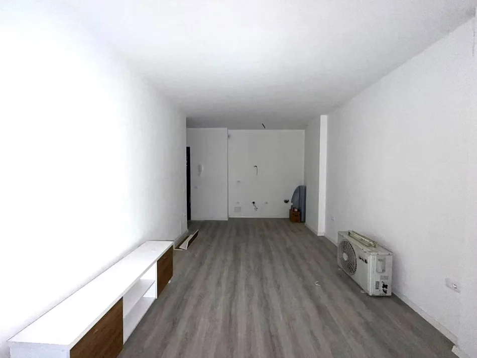 Tirane, jepet me qera apartament 1+1 Kati 3, 60 m² 550 € (Laprake)