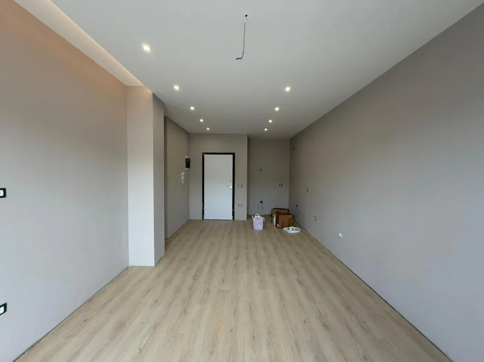 Tirane, jepet me qera apartament 2+1 Kati 7, 86 m² 800 € (Komuna e Parisit)