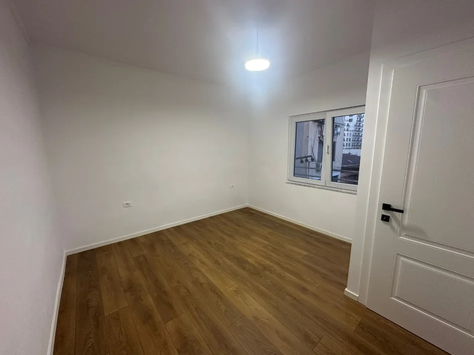 Tirane, shitet apartament 1+1 Kati 4, 40 m² 122.000 € (Shkolla e kuqe)