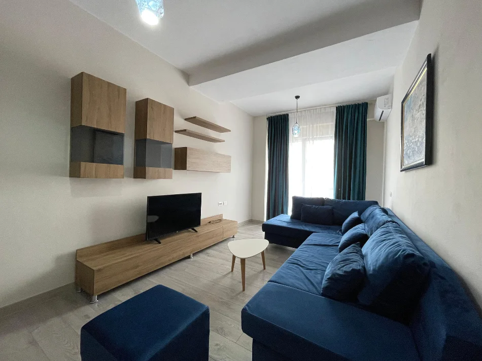 Tirane, jepet me qera apartament 1+1 Kati 2, 82 m² 600 € (Xhamlliku)