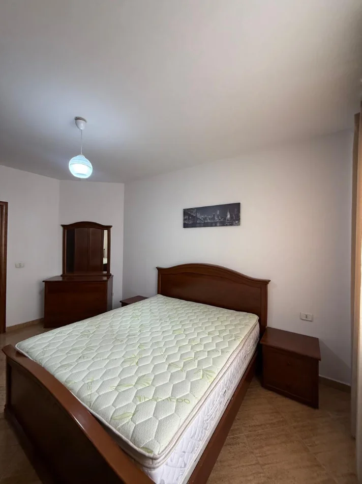 Tirane, jepet me qera apartament 2+1 Kati 4, 90 m² 700 € (Komuna e Parisit)
