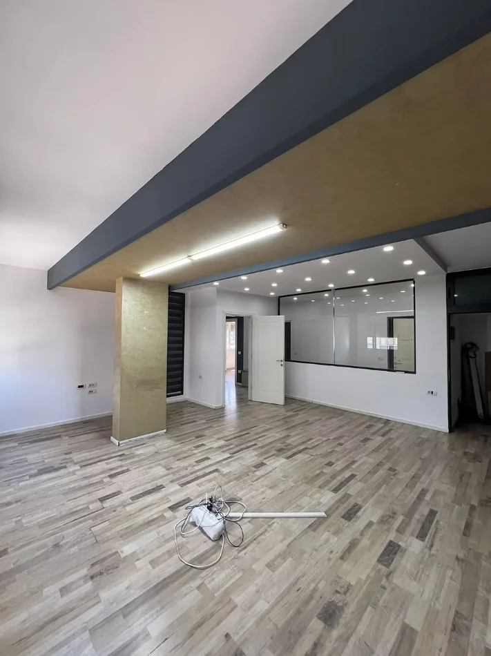 Tirane, jepet me qera ambjent biznesi Kati 3, 108 m² 1.400 € (Sheshi Willson.)