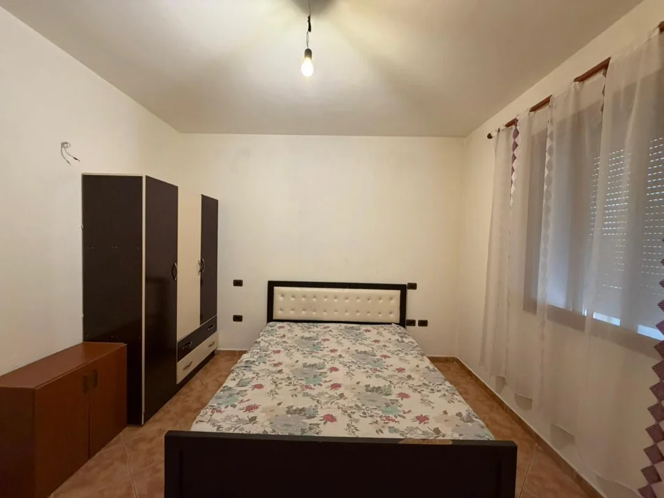 Tirane, jepet me qera apartament 1+1 Kati 1, 50 m² 400 € (Ish-Parku i Autobusave.)
