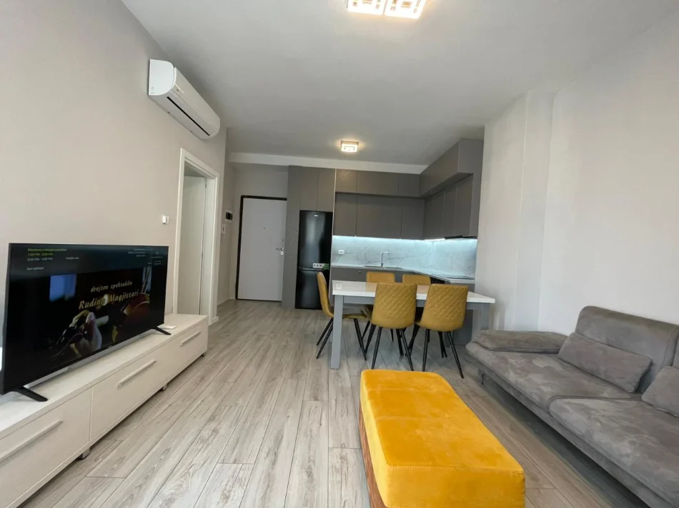 Tirane, jepet me qera apartament 1+1 Kati 5, 70 m² 700 € (Komuna e Parisit)