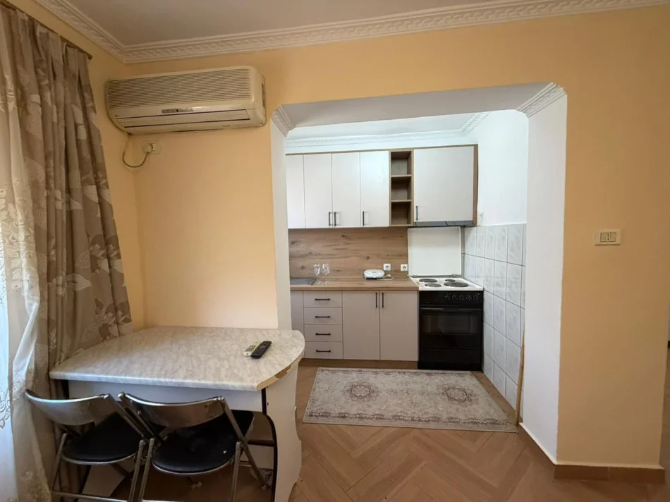 Tirane, jepet me qera apartament 1+1 Kati 4, 55 m² 500 € (Mine Peza)