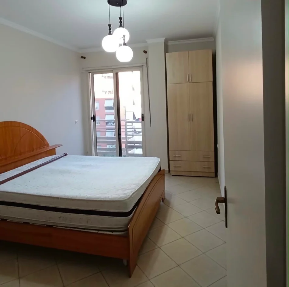 Tirane, jepet me qera apartament 1+1 Kati 3, 65 m² 500 € (Ish-Parku)