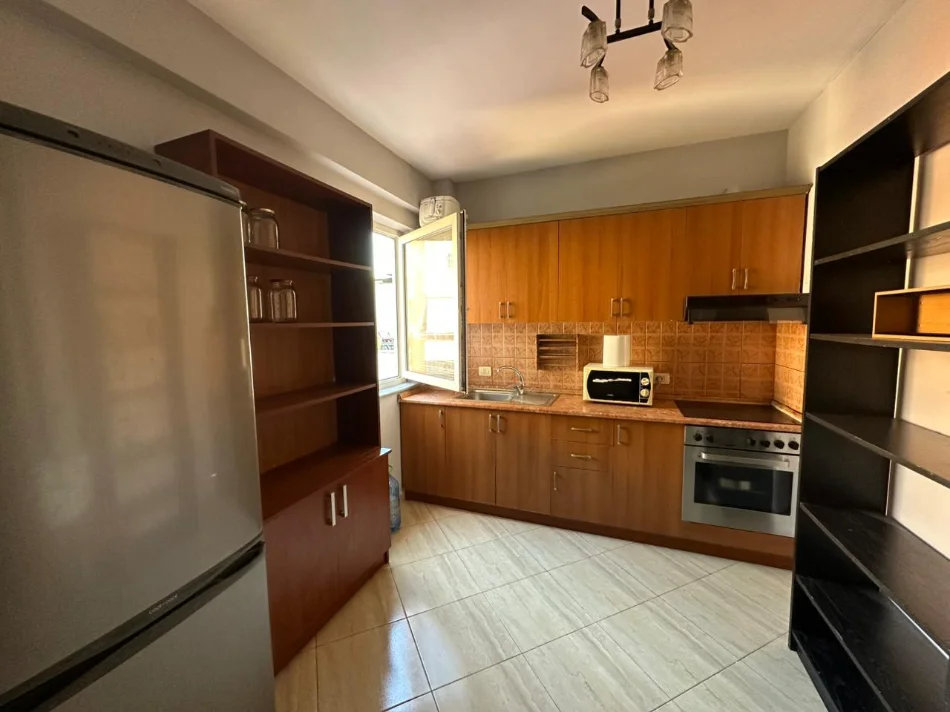 Tirane, jepet me qera apartament 2+1 Kati 5, 110 m² 520 € (Rruga Jordan Misja)