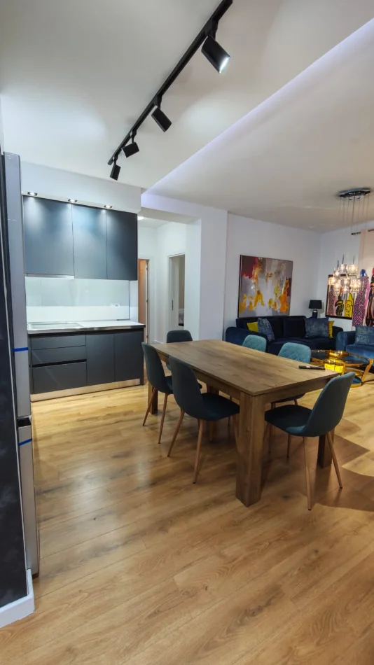 Tirane, jepet me qera apartament 2+1 Kati 7, 105 m² 950 € (Komuna e Parisit)
