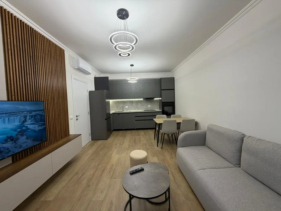 Tirane, jepet me qera apartament 1+1 Kati 4, 70 m² 800 € (Komuna e Parisit)