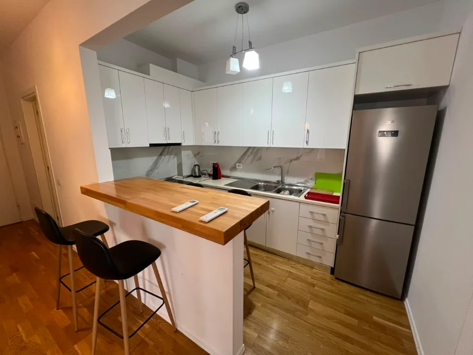 Tirane, jepet me qera apartament 2+1 Kati 2, 105 m² 1.250 € (Rruga e Barrikadave)