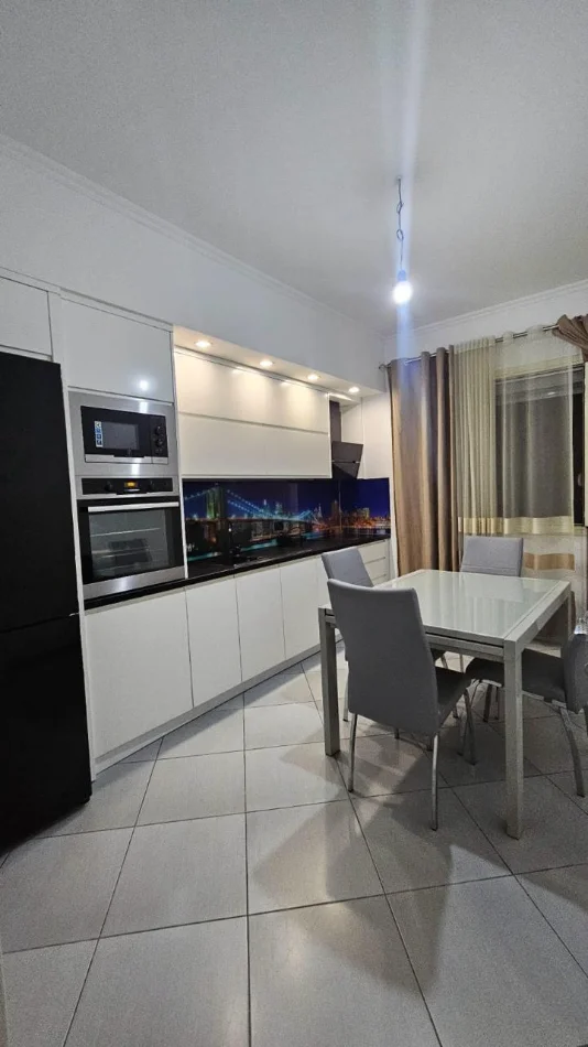 Tirane, jepet me qera apartament 1+1 Kati 4, 65 m² 500 € (Ish-Parku i Autobusave.)