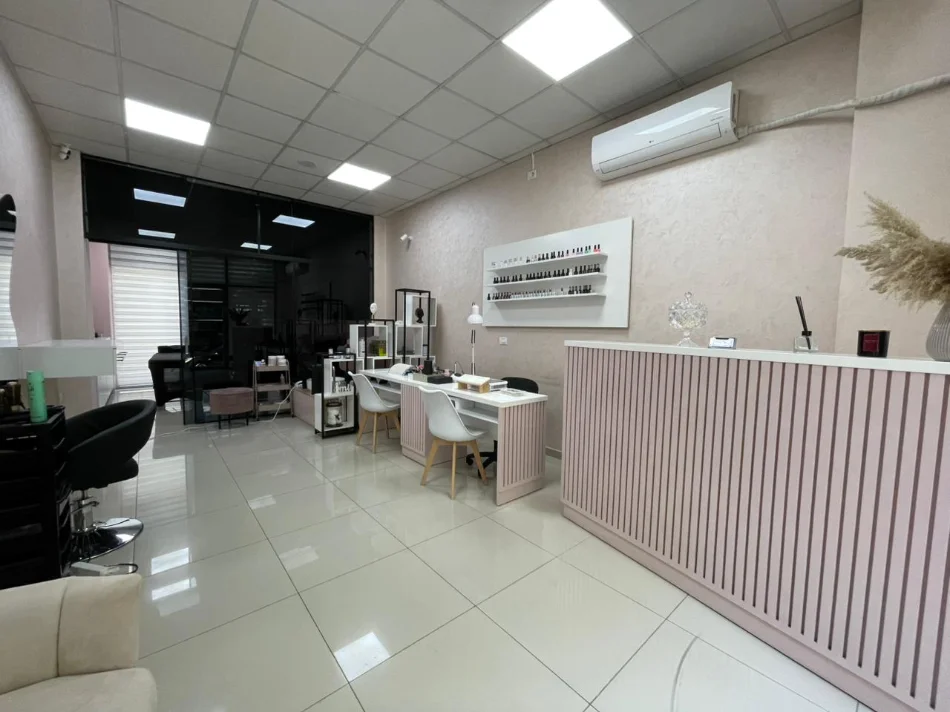 Tirane, jepet me qera ambjent biznesi Kati 0, 70 m² (Kristal Center)