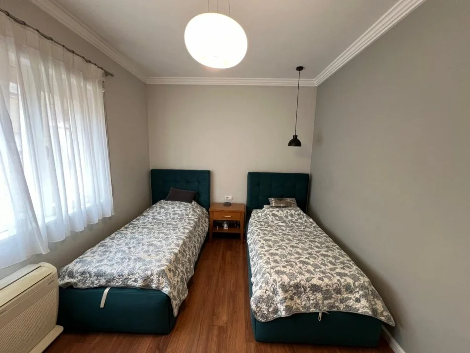 Tirane, jepet me qera apartament 2+1 Kati 3, 110 m² 900 € (Liqeni i Thate.)