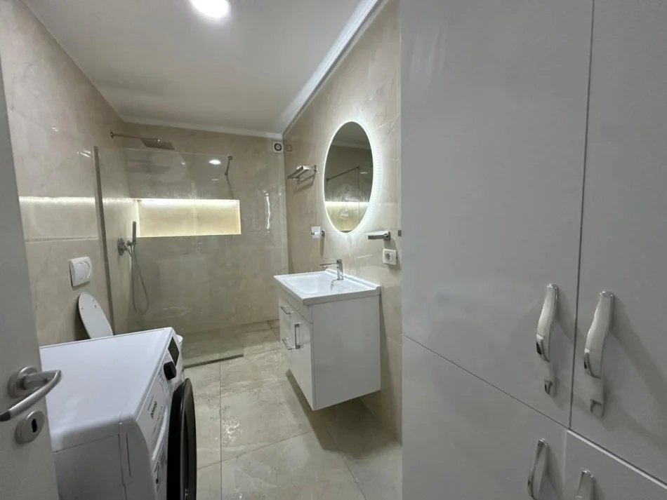 Tirane, jepet me qera apartament 1+1 Kati 1, 75 m² 800 € (Kika 1 tek Komuna e Parisit.)