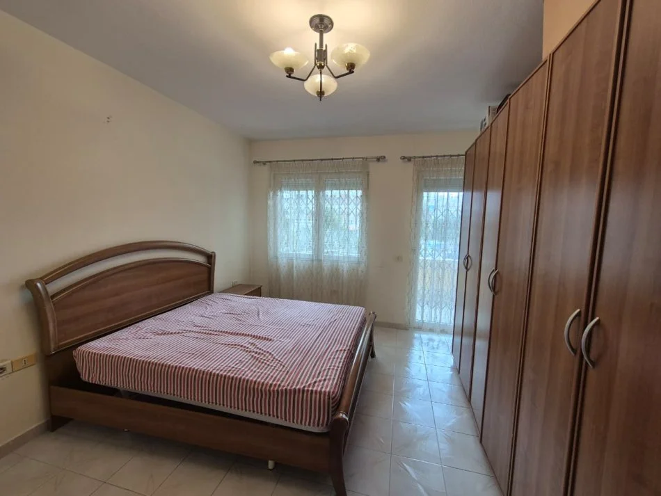 Tirane, jepet me qera apartament 2+1 Kati 2, 108 m² 600 € (Komuna e Parisit.)