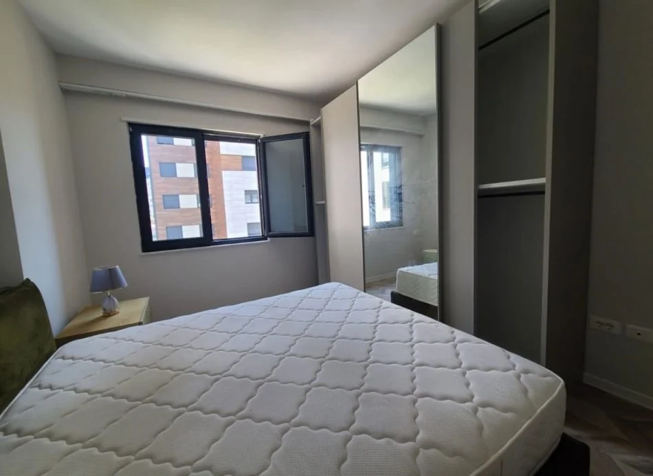 Tirane, jepet me qera apartament 3+1 Kati 2, 136 m² 1.000 € (Shkolla e Kuqe.)