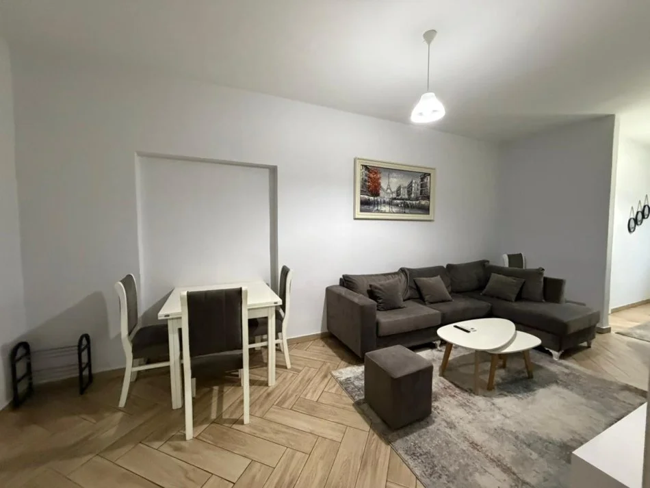 Tirane, jepet me qera apartament 1+1 Kati 2, 65 m² 500 € (Shkolla e Bashkuar.)