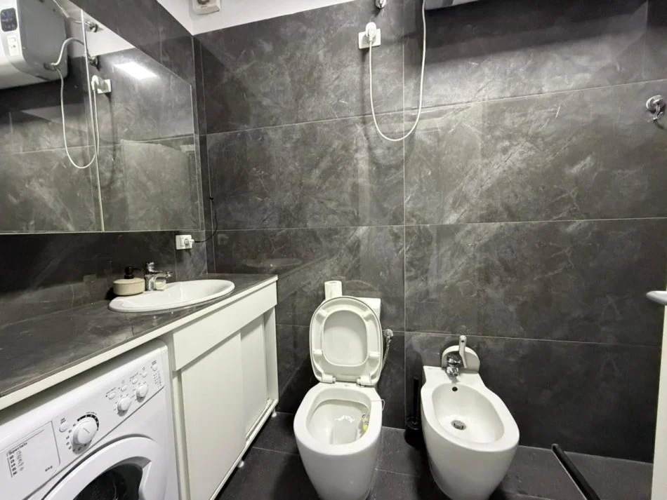 Tirane, jepet me qera apartament 2+1 Kati 3, 100 m² 600 € (Rruga Peti tek Liqeni i Thate.)