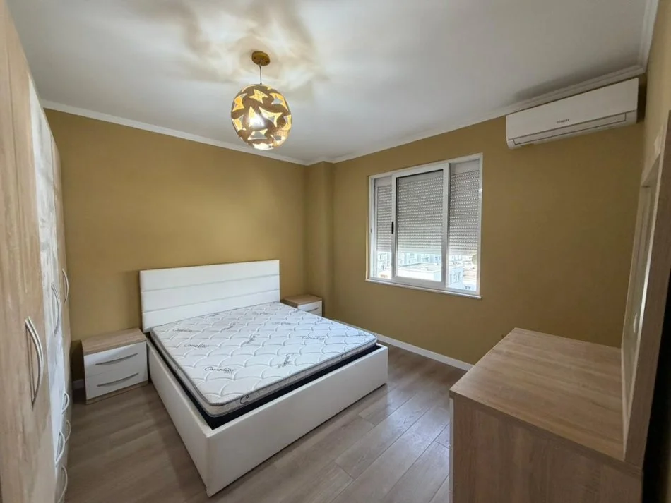 Tirane, jepet me qera apartament 2+1 Kati 11, 100 m² 700 € (Lulishtja tek Komuna e Parisit.)