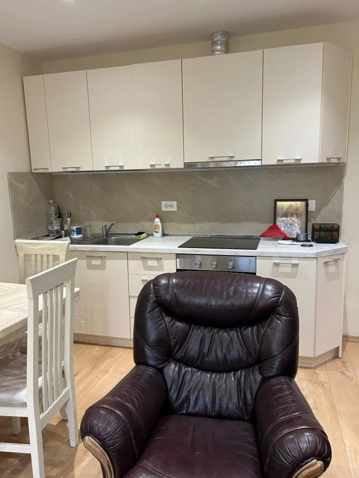 Tirane, jepet me qera apartament 2+1 Kati 4, 80 m² 550 € (tek Bulevardi Bajram Curri.)