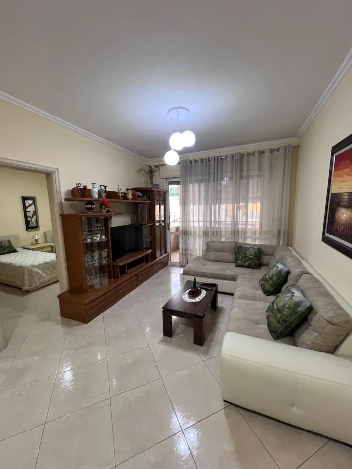 Tirane, jepet me qera apartament 1+1 Kati 5, 65 m² 550 € (Kopshti Botanik.)