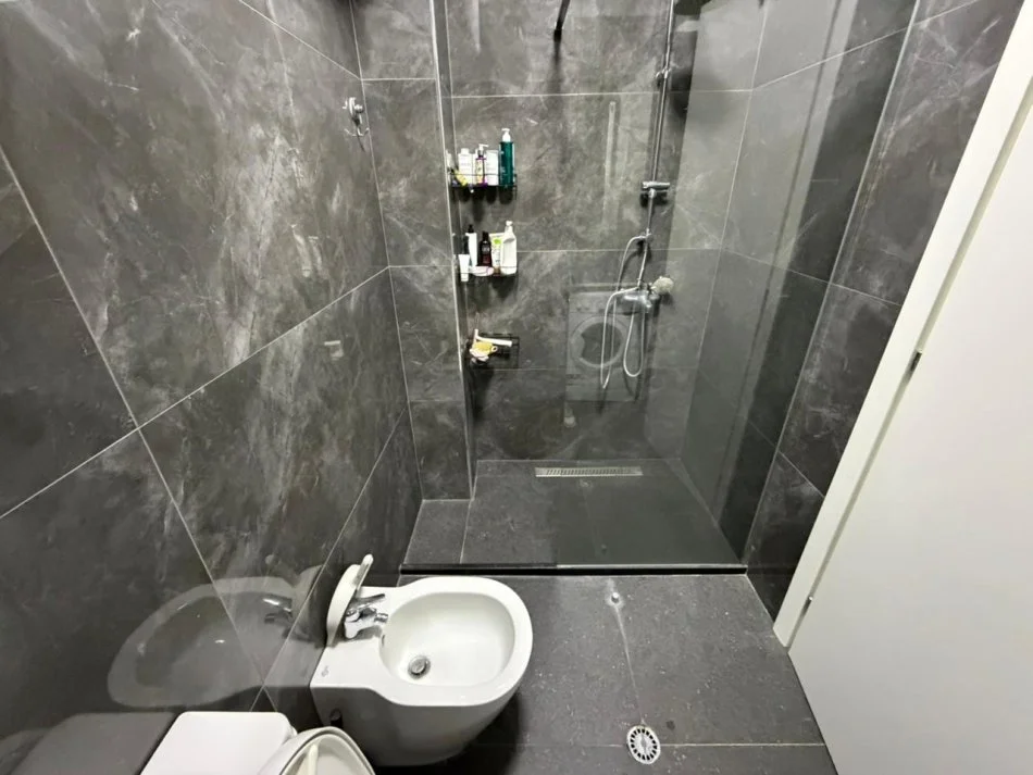 Tirane, jepet me qera apartament 2+1 Kati 3, 100 m² 600 € (Rruga Peti tek Liqeni i Thate.)