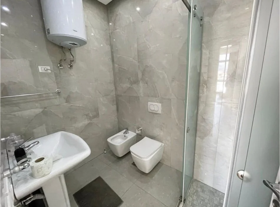 Tirane, jepet me qera apartament 2+1 Kati 8, 110 m² 800 € (Kika 2 tek Komuna e Parisit.)
