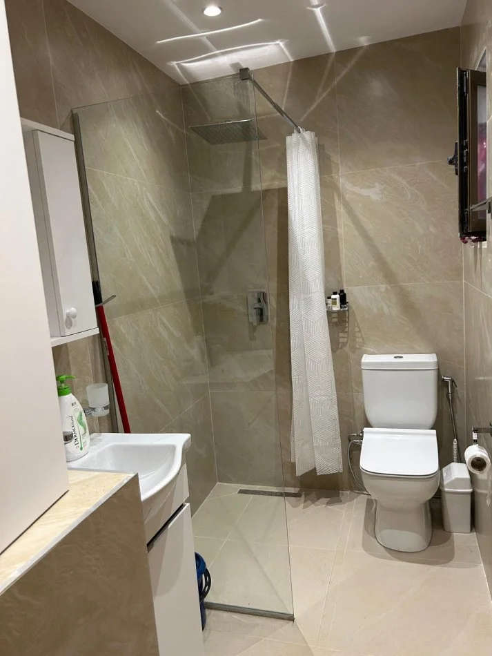 Tirane, jepet me qera apartament 2+1 Kati 4, 80 m² 550 € (tek Bulevardi Bajram Curri.)