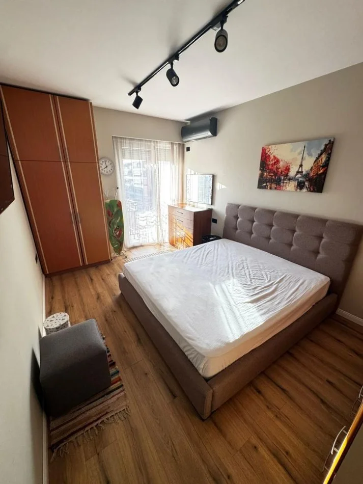Tirane, jepet me qera apartament 2+1 Kati 8, 75 m² 700 € (Prane Globe.)